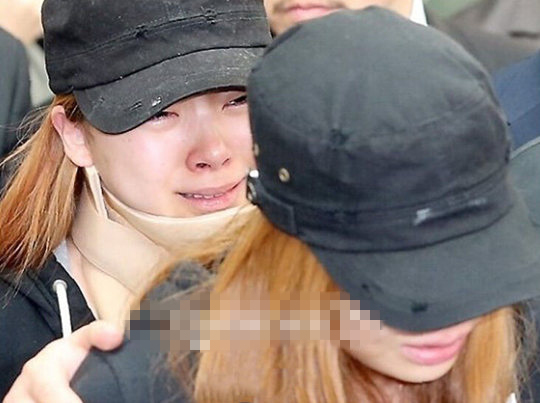 韩国女团成员高恩妃葬礼 受伤队友Zuny戴颈脖痛哭（组图）
