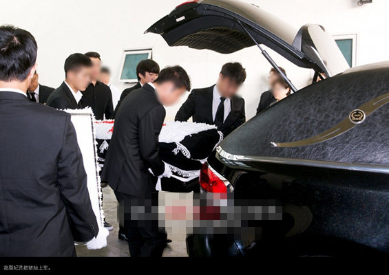 韩国女团成员高恩妃葬礼 受伤队友Zuny戴颈脖痛哭（组图）
