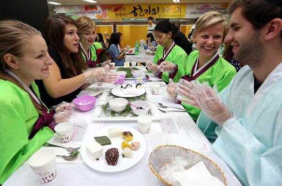 迎中秋 在韩外国人体验传统游戏制作传统美食（组图）