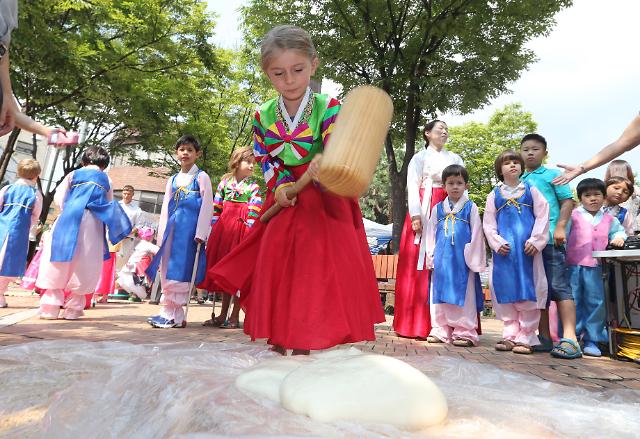迎中秋 在韩外国人体验传统游戏制作传统美食
