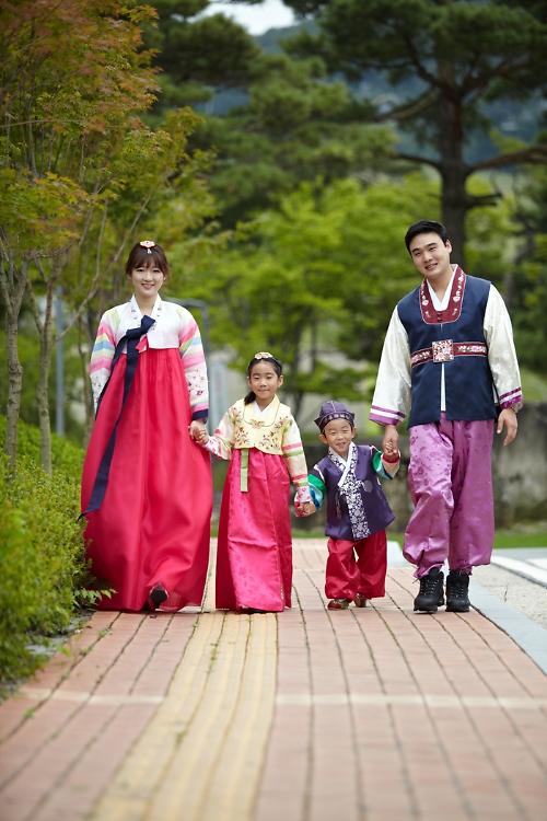 中秋前夕，一家人穿上了漂亮的韩服。 （图片来源：亚洲经济）