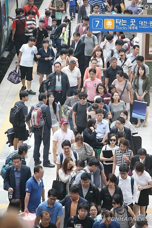 图为9日在首尔火车站，从全国各地返回首尔的人接踵摩肩。（图片来源：韩联社）