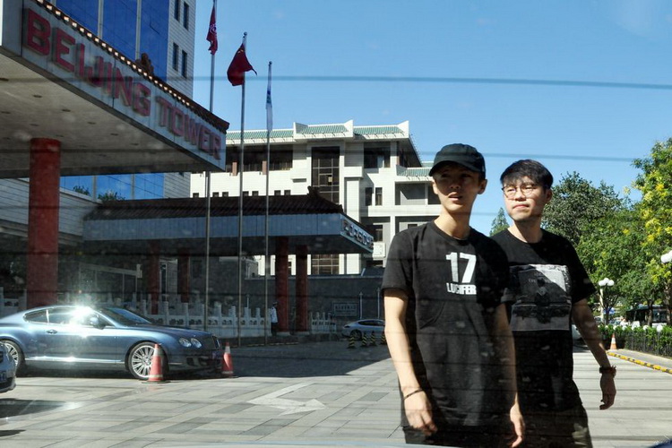 EXO鹿晗北京现身医院 或将缺席北京巡演（组图）
