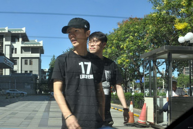 EXO鹿晗北京现身医院 或将缺席北京巡演（组图）