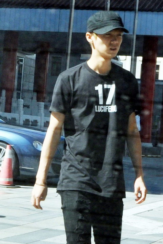 EXO鹿晗北京现身医院 或将缺席北京巡演（组图）