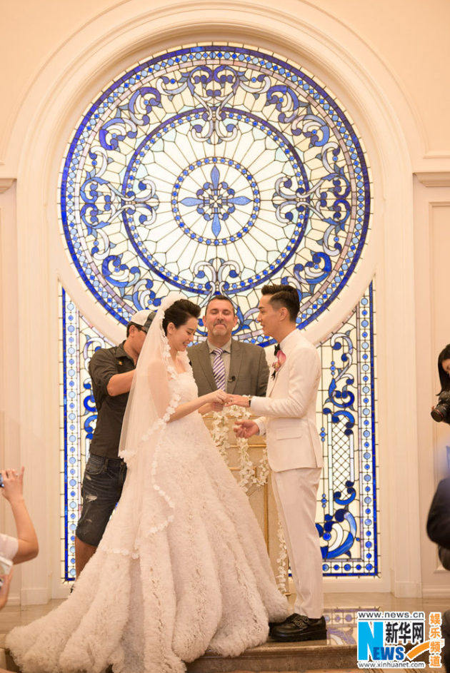 戚薇李承铉大婚送黑钻婚戒 网友：Baby取名李承诺 （组图）