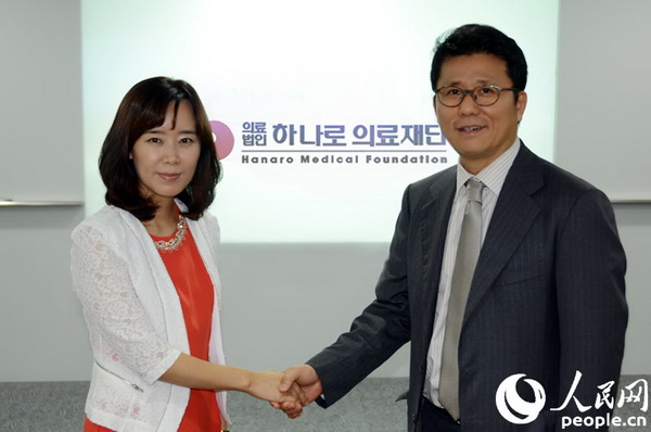 人民网韩国新闻分社负责人周玉波（左）和韩国Hanaro医疗财团理事长李炅律（右）