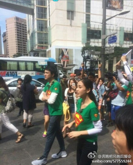 中国版“跑男”首尔明洞录制 未播先热“遭围堵”（组图）