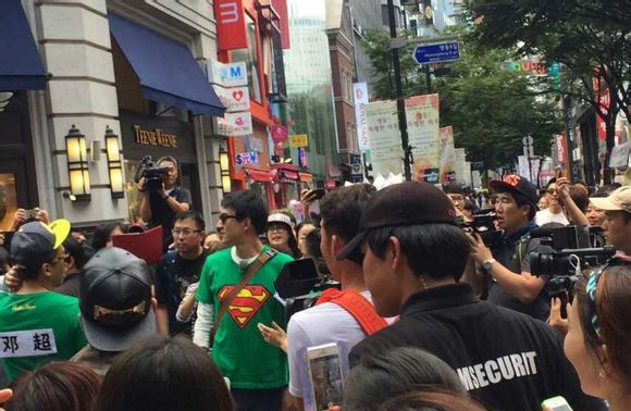 中国版“跑男”首尔明洞录制 未播先热“遭围堵”（组图）
