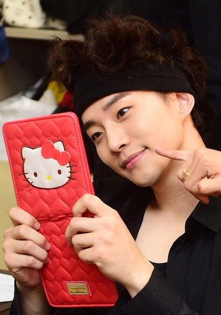 2PM搞怪卖萌幕后照大公开 尼坤搞怪无极限俊昊钟爱hello Kitty（组图）