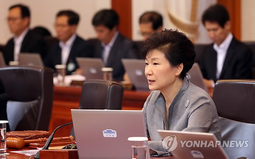 16日，韩国总统朴槿惠在青瓦台主持国务会议并讲话。（图片来源：韩联社）