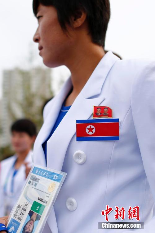 朝鲜代表团举行升旗仪式 运动员佩戴领袖像章(高清)