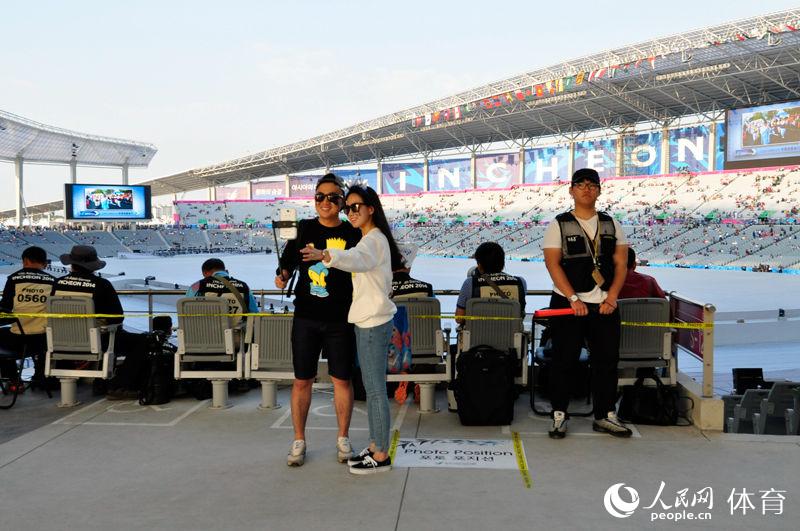 高清:仁川亚运会开幕式即将开始 观众情侣亲密合影（组图）
