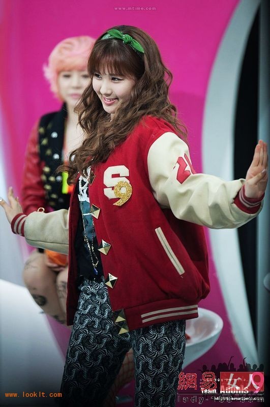 少女时代2NE1教你搭配棒球服 秀英徐贤演绎时尚范儿（组图）