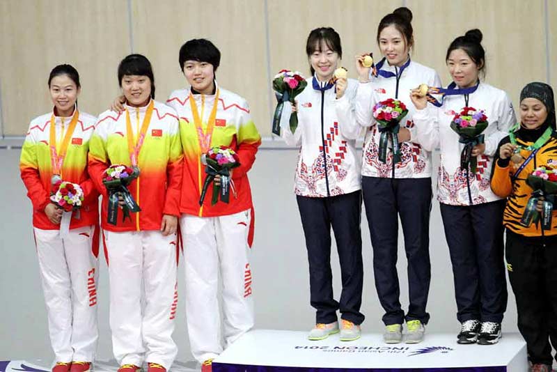 女子50米步枪卧射团体赛颁奖典礼