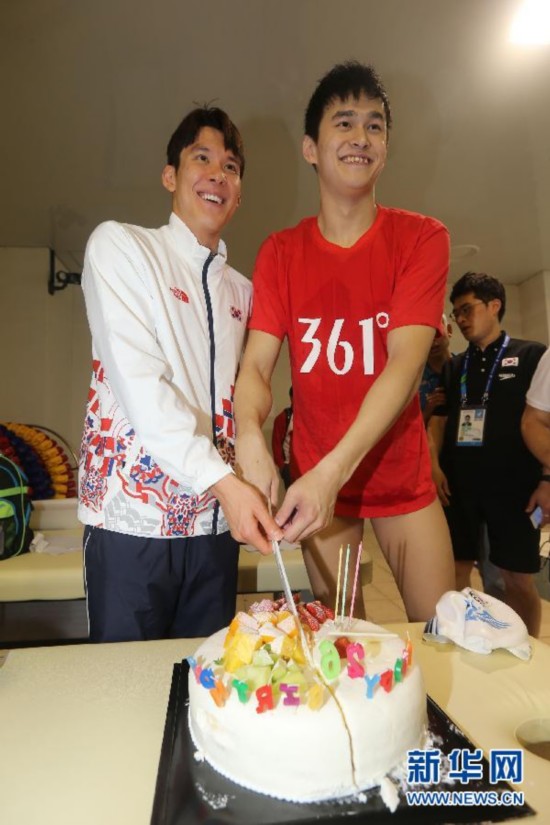 场上对手场下朋友 孙杨送给朴泰桓生日蛋糕(组图)