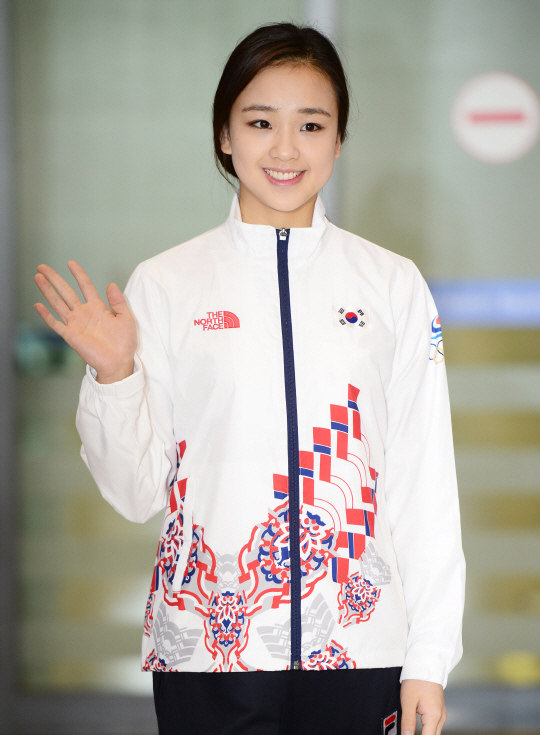 韩国体操小萝莉孙妍在亮相机场 笑容甜美人气