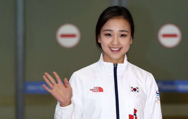 韩国体操“小萝莉”孙妍在亮相机场 笑容甜美人气高（组图）