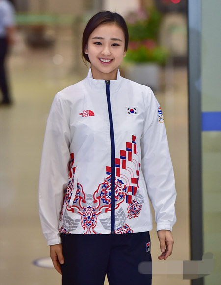 韩国体操“小萝莉”孙妍在亮相机场 笑容甜美人气高（组图）