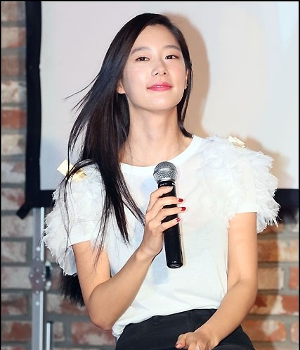 韩国演员CLARA出席活动 大秀玲珑好身材（组图）
