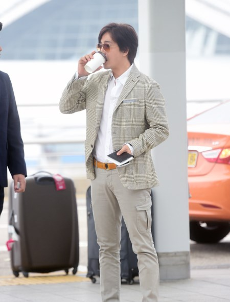 “大叔控”福利来了！“不老男神”裴勇俊型男范现身机场（组图）