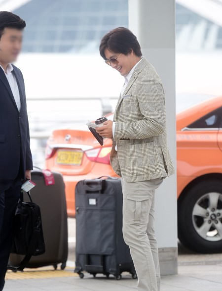 “大叔控”福利来了！“不老男神”裴勇俊型男范现身机场（组图）