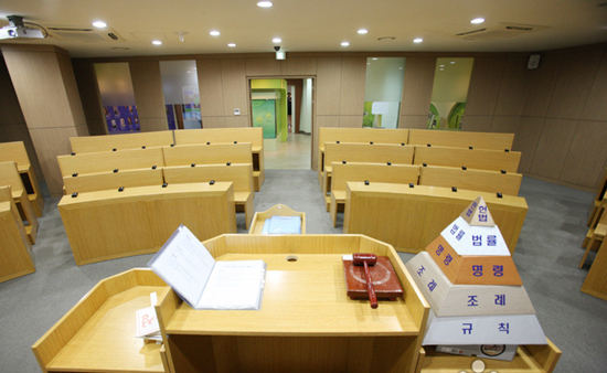 韩国索罗门法律乐园内的模拟法庭。