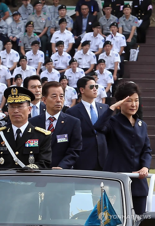 韩国总统朴槿惠出席建军66周年庆典活动（图）
