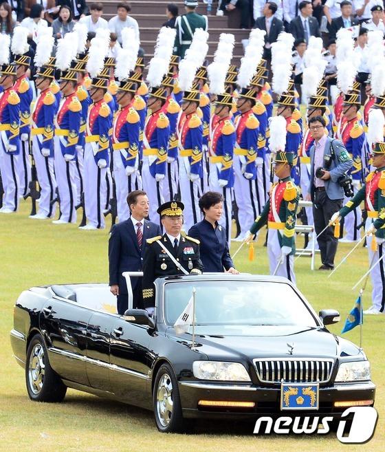 韩国总统朴槿惠出席建军66周年庆典活动（图）