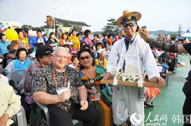 安东国际假面舞庆典现场的外国游客。