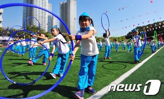 韩国举行秋季运动会 小学生勇敢争第一(组图)