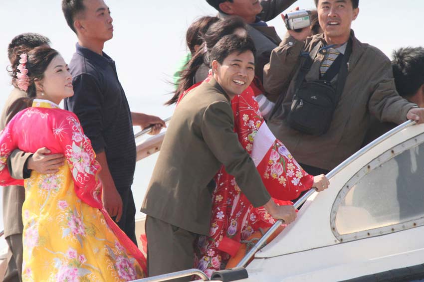 朝鲜新娘游览鸭绿江惊艳抢镜(组图)