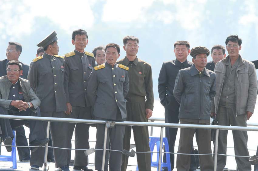 朝鲜新娘游览鸭绿江惊艳抢镜(组图)