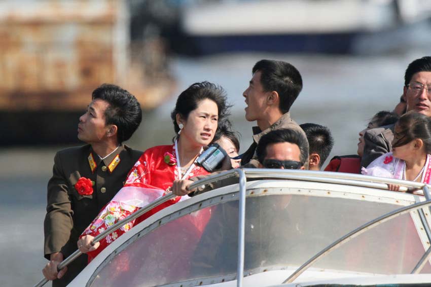 朝鲜新娘游览鸭绿江惊艳抢镜(组图)