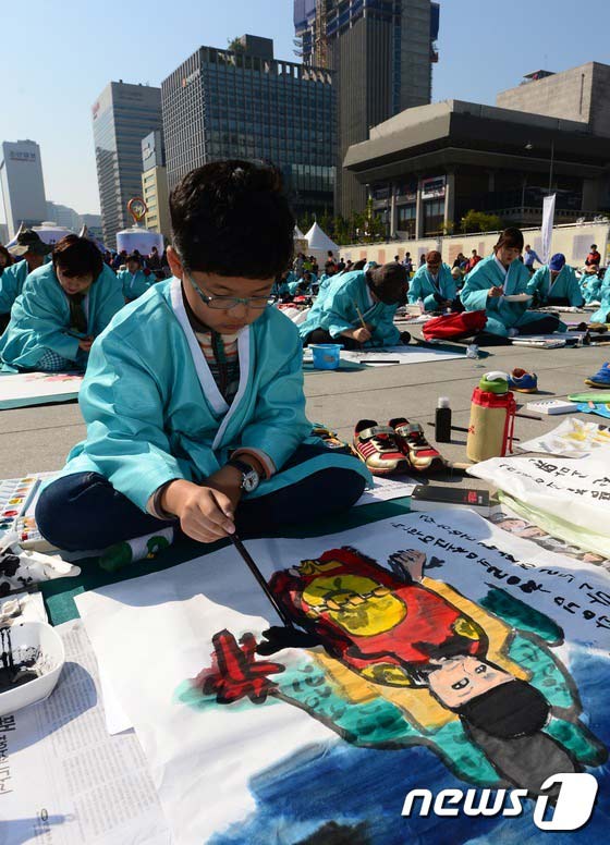 韩文诞生568周年 首尔各地举行韩文日纪念活动