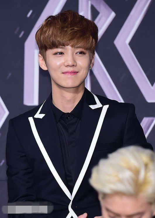 EXO鹿晗提出解约 SM今年内四名艺人退出组合（组图）