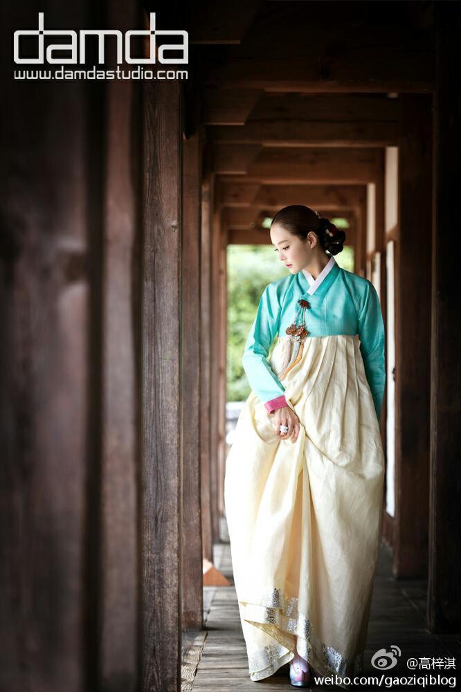 高梓淇网晒甜美婚纱照 蔡琳韩服唯美动人（组图）