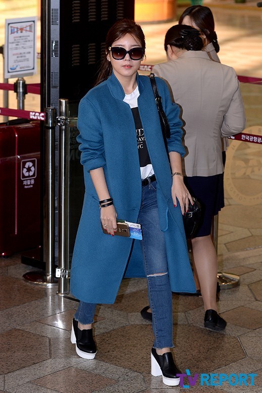 恩静素妍孝敏三色风衣正走俏 T-ara来华现身机场（组图）