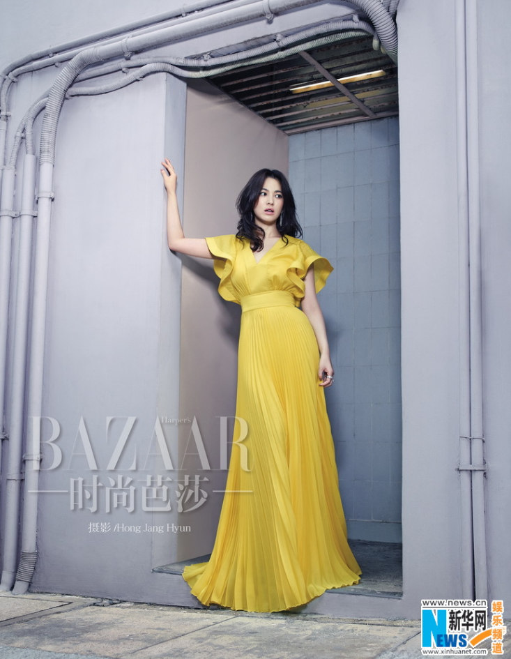 宋慧乔红裙性感妩媚 登《时尚芭莎》演绎色彩裙装（高清组图）