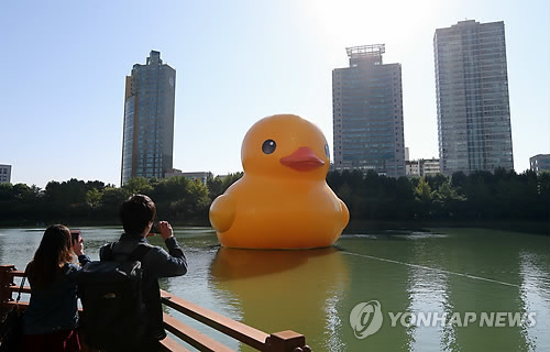 “2014年大黄鸭世界巡游”到首尔（组图）