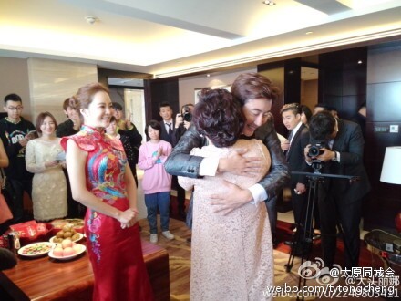 高梓淇蔡琳太原举办中式婚礼 蔡琳喜庆礼服美艳动人（组图）