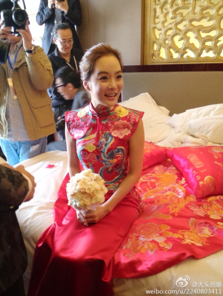 高梓淇蔡琳太原举办中式婚礼 蔡琳喜庆礼服美艳动人（组图）