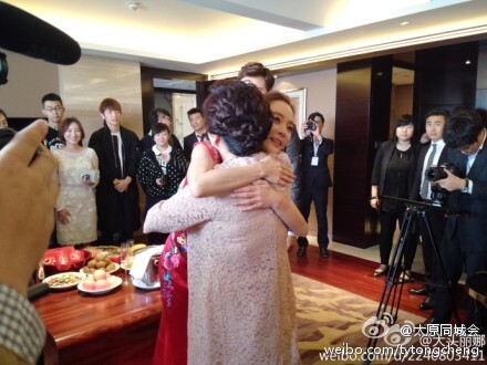 高梓淇蔡琳太原举办中式婚礼 蔡琳喜庆礼服美艳动人（组图）