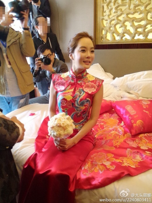 高梓淇蔡琳太原举办中式婚礼 蔡琳喜庆礼服美艳动人（组图）