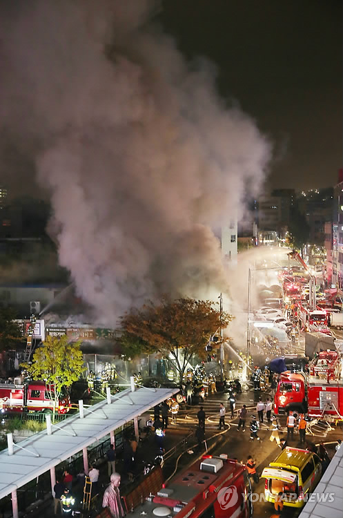 东大门综合商业街起火 17间商铺被烧（组图）