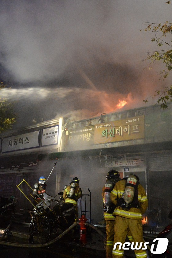 东大门综合商业街起火 17间商铺被烧（组图）