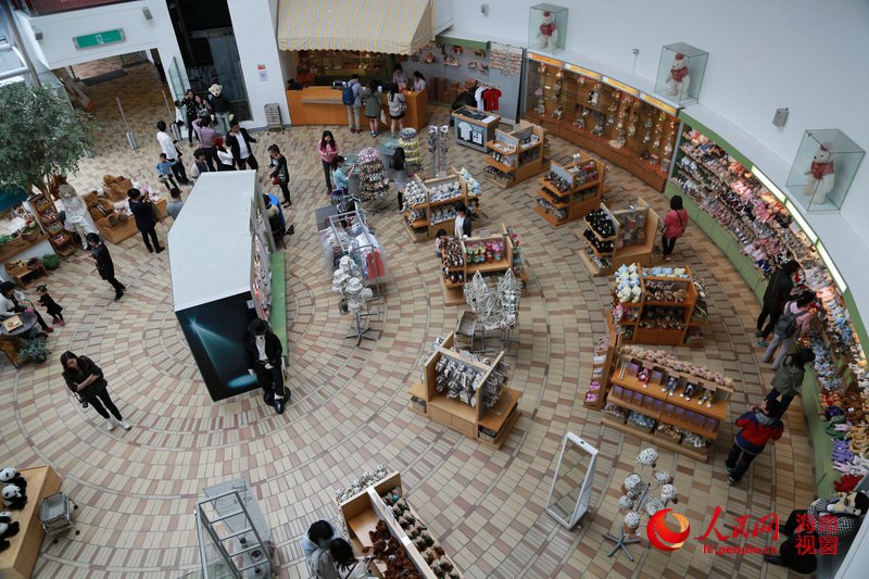济州岛上的泰迪熊博物馆有着较高的知名度，不少游客都是慕名而来，而馆内诸多的泰迪熊作品也让游客眼前一亮。