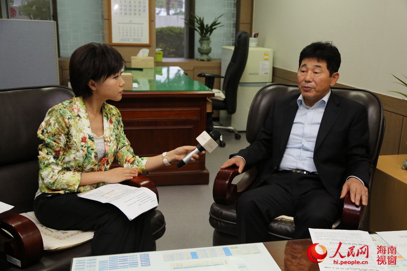 韩国济州道国际通商局局长金珍锡在接受人民网记者采访