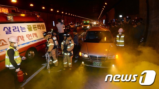 韩国举行隧道火灾事故应急处置演练（组图）