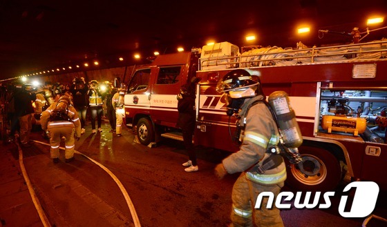 韩国举行隧道火灾事故应急处置演练（组图）